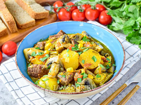 Фото блюда: Тушеная говядина с овощами и грибами на сковороде