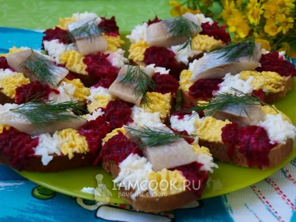 Фото блюда: Праздничные бутерброды с сельдью