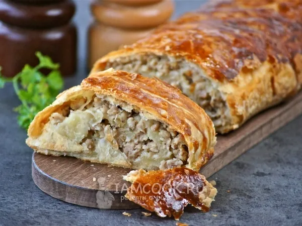 Фото блюда: Рулет из слоеного теста с фаршем
