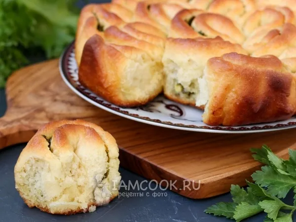 Фото блюда: Разборный дрожжевой пирог с черемшой