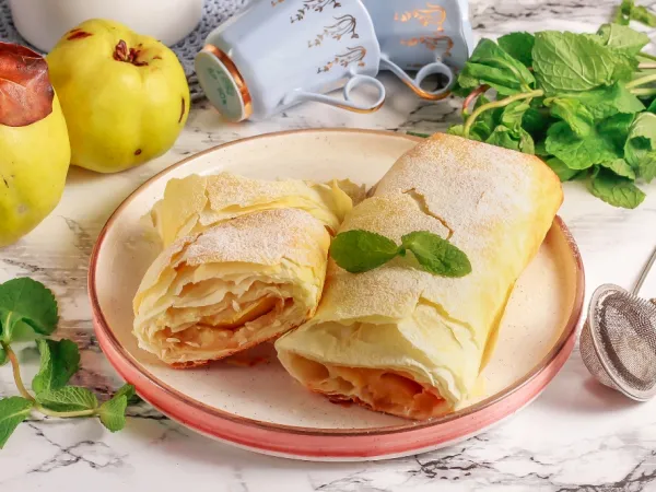 Фото блюда: Рулет из теста фило с айвой