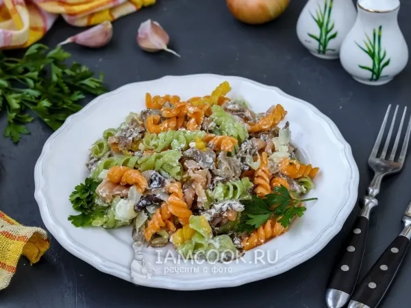 Фото блюда: Паста фузилли с замороженными грибами в сметанном соусе