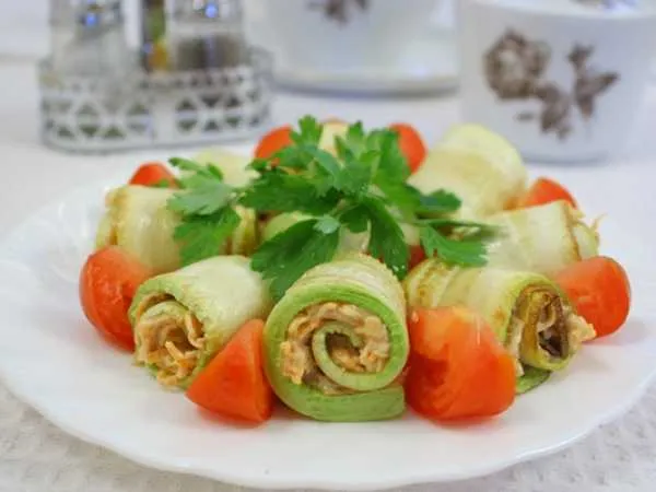 Фото блюда: Рулетики из кабачков с морковью и грецкими орехами