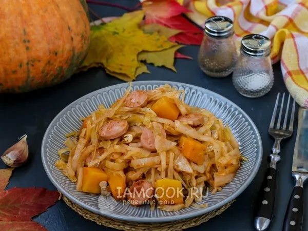 Фото блюда: Тушёная капуста с тыквой и сосисками