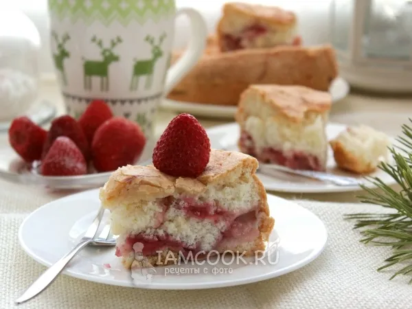 Фото блюда: Шарлотка с замороженной клубникой