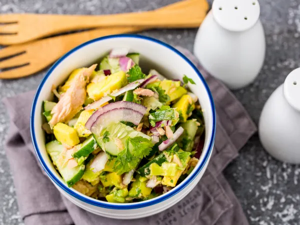 Фото блюда: Салат из авокадо с огурцом и тунцом