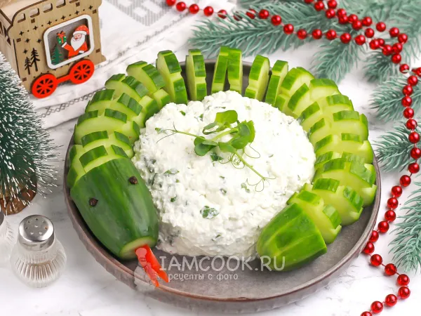 Фото блюда: Закуска из огурца с соленым сыром в виде змеи
