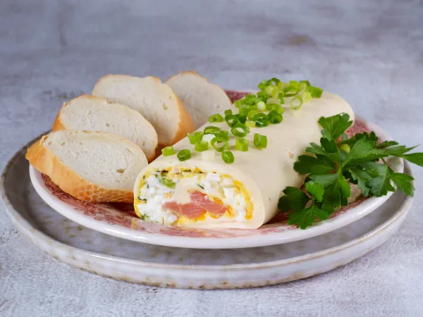 Фото блюда: Рулет из плавленных сырков с начинкой