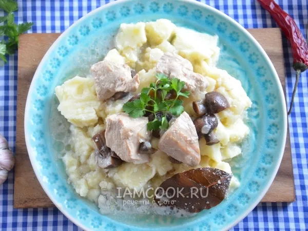 Фото блюда: Курица с грибами в сметанном соусе