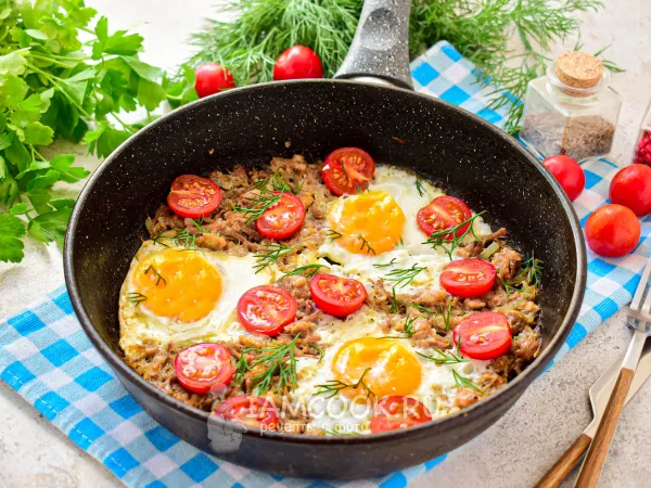 Фото блюда: Тушенка с яйцами на сковороде