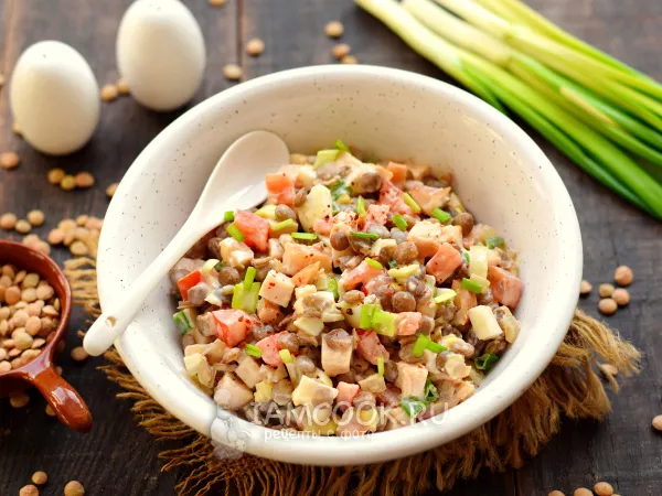 Фото блюда: Салат с чечевицей и копченой курицей