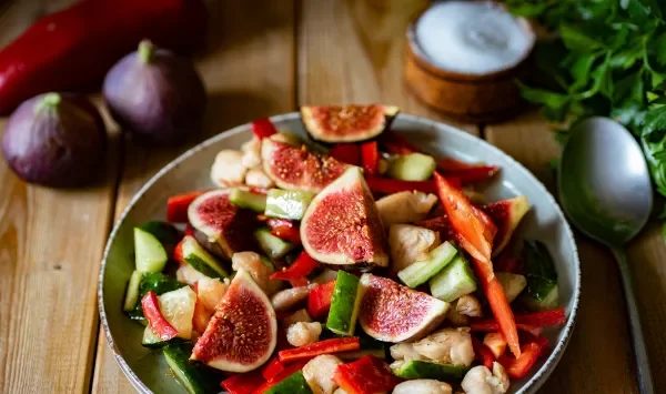 Фото блюда: Салат с инжиром и курицей