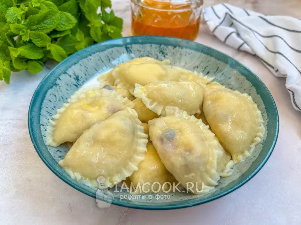 Фото блюда: Вареники с творогом и смородиной (черной)