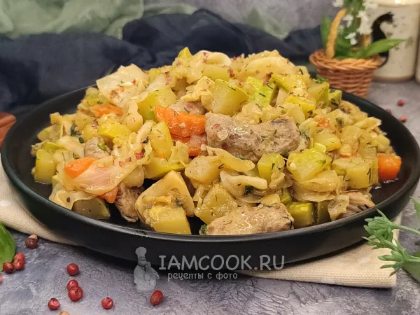 Фото блюда: Тушеная капуста с мясом с кабачками