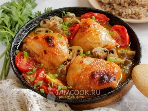 Фото блюда: Куриные бедра с грибами и помидорами в духовке