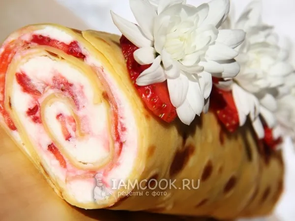 Фото блюда: Блинный рулет с творогом и клубникой