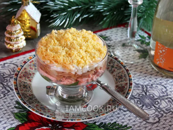 Фото блюда: Салат с красной рыбой и яблоками