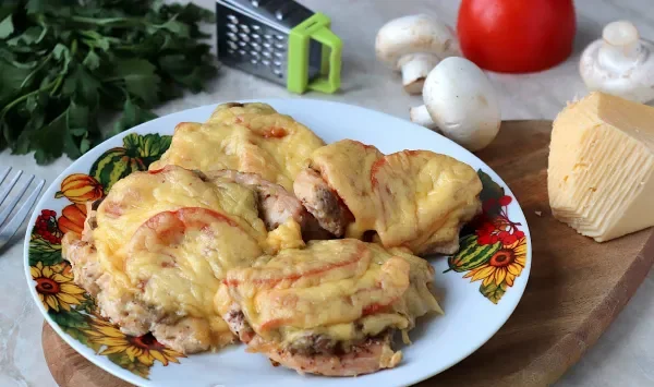 Фото блюда: Куриные отбивные с грибами, помидорами и сыром