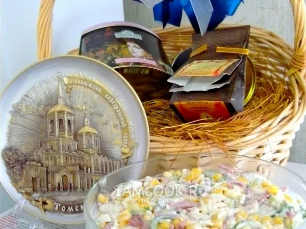 Фото блюда: Салат с колбасой и сухариками