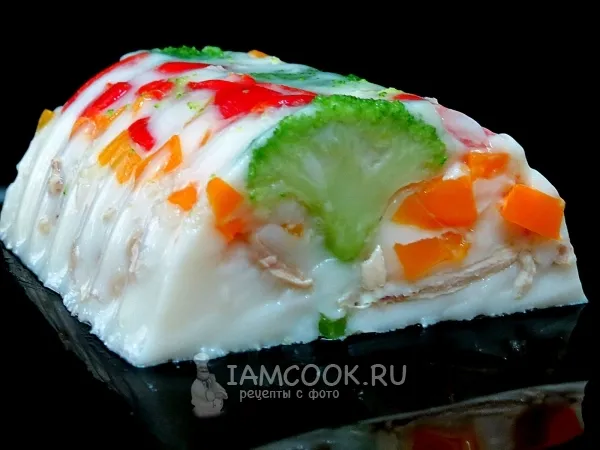 Фото блюда: Заливное из курицы с брокколи
