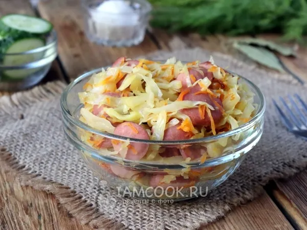 Фото блюда: Жареная капуста с сосисками на сковороде