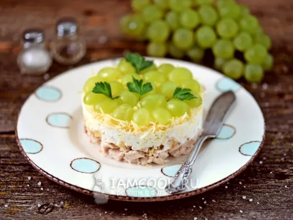 Фото блюда: Салат «Тиффани» с виноградом и грецкими орехами