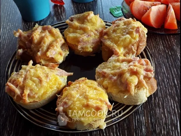 Фото блюда: Горячие бутерброды с ветчиной и сыром в духовке