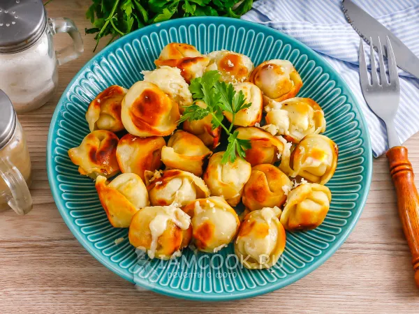 Фото блюда: Жареные пельмени в горшочках в духовке
