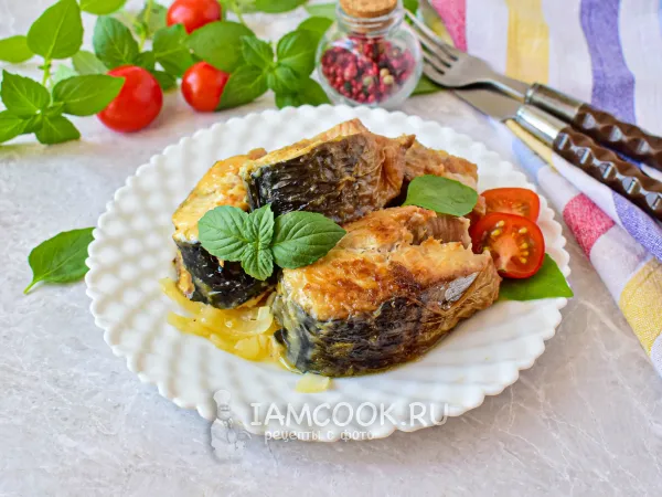 Фото блюда: Тушеная скумбрия на сковороде с луком