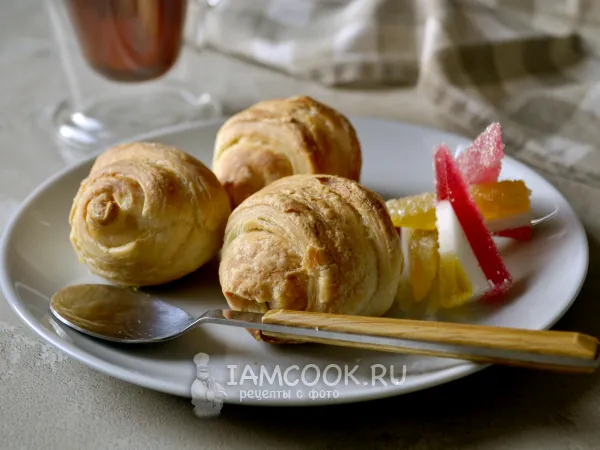 Фото блюда: Рогалики из слоеного теста с мармеладом