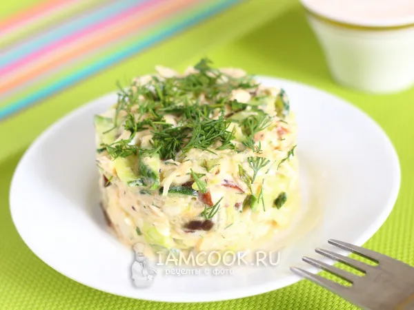 Фото блюда: Салат с курицей и финиками