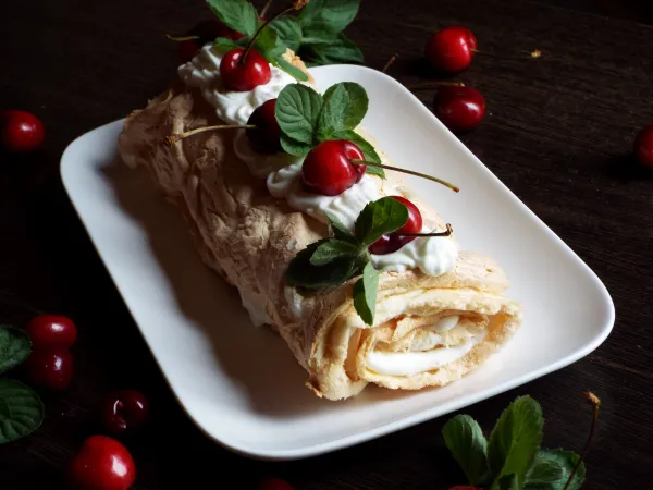 Фото блюда: Меренговый рулет со сгущенкой