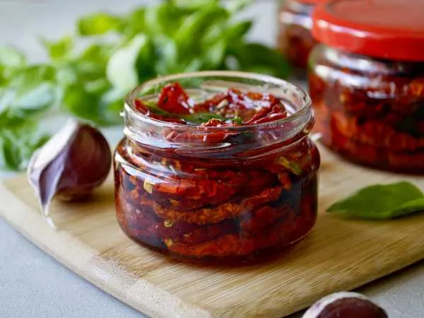 Фото блюда: Вяленые помидоры с базиликом и чесноком