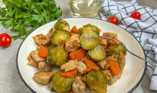 Фото блюда: Брюссельская капуста с мясом на сковороде