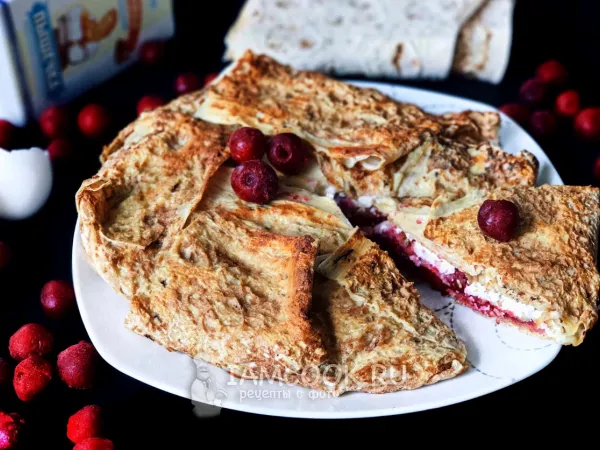 Фото блюда: Пирог из лаваша с вишней и творогом