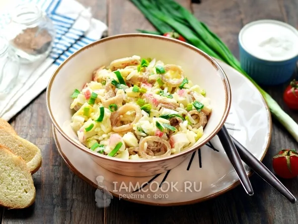 Фото блюда: Салат с жареными кальмарами, рисом и крабовыми палочками