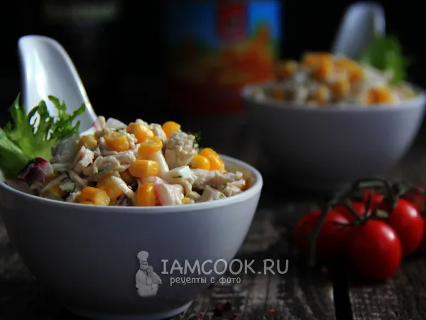 Фото блюда: Салат с курицей, кукурузой и маринованным луком
