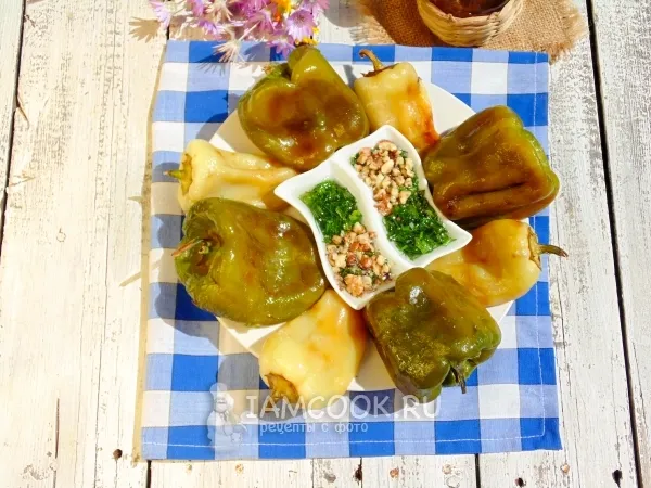 Фото блюда: Запечённый перец с зелёным соусом