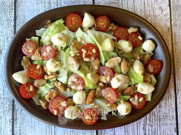 Фото блюда: Салат с мидиями и кедровыми орешками