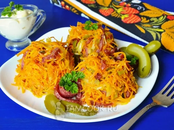 Фото блюда: Салат «Обжорка» с колбасой (классический рецепт)