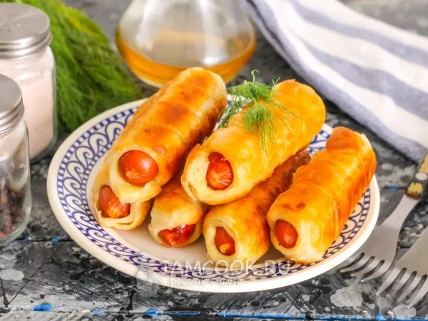 Фото блюда: Сосиски в слоеном тесте на сковороде