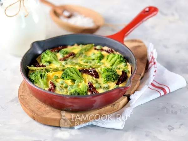 Фото блюда: Фриттата с брокколи, спаржей и вялеными томатами