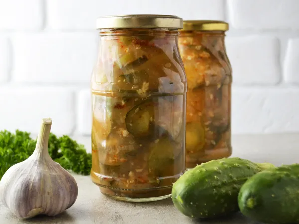 Фото блюда: Салат из огурцов с кетчупом на зиму