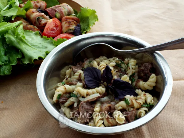 Фото блюда: Макароны с тушенкой в казане на костре