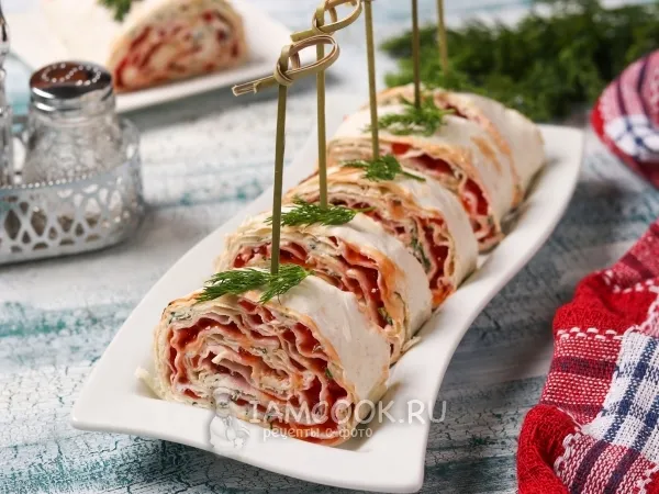 Фото блюда: Рулет из лаваша с фетой и красной икрой