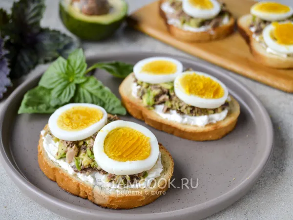 Фото блюда: Тосты с тунцом, авокадо и яйцом