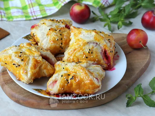 Фото блюда: Слойки со сливами (из слоеного теста)