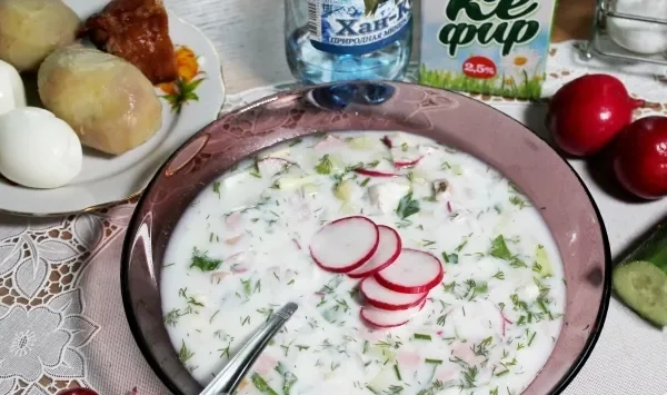 Фото блюда: Сборная мясная окрошка на кефире с минералкой