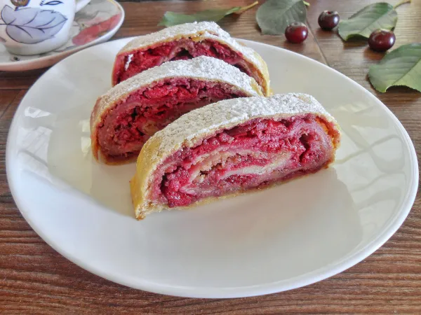 Фото блюда: Штрудель с вишней (классический рецепт)