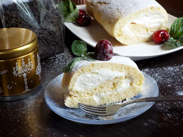 Фото блюда: Бисквитный рулет на сгущёнке (со сливочно-творожным кремом)